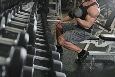 Manubri o macchine. Cosa porta di più nell'allenamento di forza?
